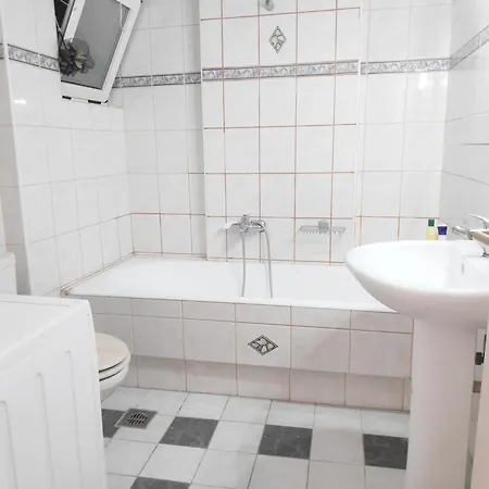 ολόκληρο στόν τρίτο όροφο μέ σαλόνι ,δύο υπνοδωμάτια , κουζίνα , μπάνιο ,καί μεγάλα μπαλκόνια μέ ωραία θέα πάρκου καί ιδιωτικὸ πάρκιν γιά επιβατικό αυτοκίνητο *