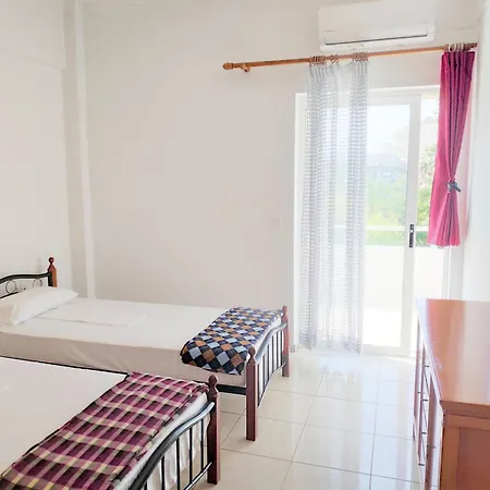 ολόκληρο στόν τρίτο όροφο μέ σαλόνι ,δύο υπνοδωμάτια , κουζίνα , μπάνιο ,καί μεγάλα μπαλκόνια μέ ωραία θέα πάρκου καί ιδιωτικὸ πάρκιν γιά επιβατικό αυτοκίνητο * Chania (Crete)