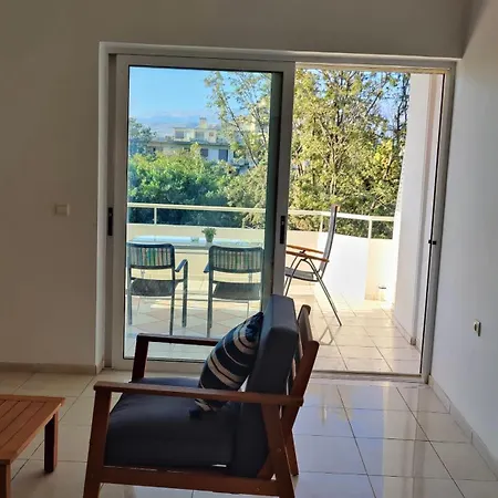 ολόκληρο στόν τρίτο όροφο μέ σαλόνι ,δύο υπνοδωμάτια , κουζίνα , μπάνιο ,καί μεγάλα μπαλκόνια μέ ωραία θέα πάρκου καί ιδιωτικὸ πάρκιν γιά επιβατικό αυτοκίνητο * Chania (Crete)