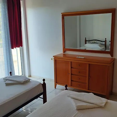 ολόκληρο στόν τρίτο όροφο μέ σαλόνι ,δύο υπνοδωμάτια , κουζίνα , μπάνιο ,καί μεγάλα μπαλκόνια μέ ωραία θέα πάρκου καί ιδιωτικὸ πάρκιν γιά επιβατικό αυτοκίνητο