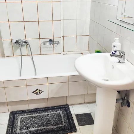 ολόκληρο στόν τρίτο όροφο μέ σαλόνι ,δύο υπνοδωμάτια , κουζίνα , μπάνιο ,καί μεγάλα μπαλκόνια μέ ωραία θέα πάρκου καί ιδιωτικὸ πάρκιν γιά επιβατικό αυτοκίνητο *