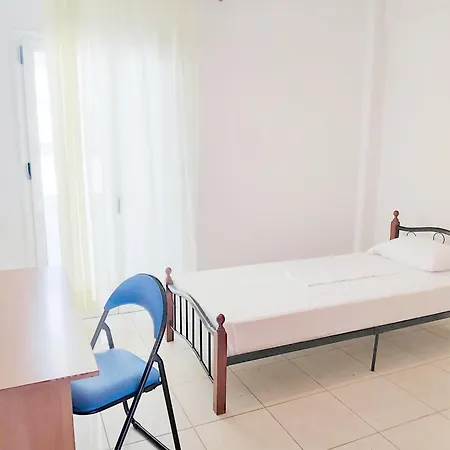 ολόκληρο στόν τρίτο όροφο μέ σαλόνι ,δύο υπνοδωμάτια , κουζίνα , μπάνιο ,καί μεγάλα μπαλκόνια μέ ωραία θέα πάρκου καί ιδιωτικὸ πάρκιν γιά επιβατικό αυτοκίνητο *