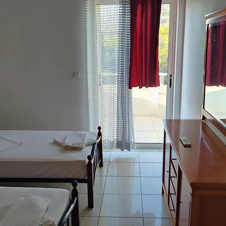 Appartement ολόκληρο στόν τρίτο όροφο μέ σαλόνι ,δύο υπνοδωμάτια , κουζίνα , μπάνιο ,καί μεγάλα μπαλκόνια μέ ωραία θέα πάρκου καί ιδιωτικὸ πάρκιν γιά επιβατικό αυτοκίνητο La Canée