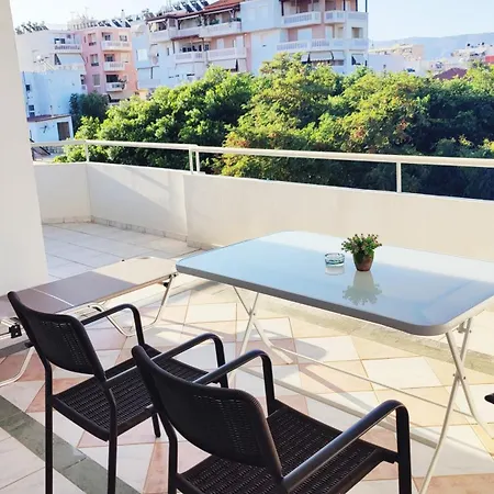 Appartement ολόκληρο στόν τρίτο όροφο μέ σαλόνι ,δύο υπνοδωμάτια , κουζίνα , μπάνιο ,καί μεγάλα μπαλκόνια μέ ωραία θέα πάρκου καί ιδιωτικὸ πάρκιν γιά επιβατικό αυτοκίνητο