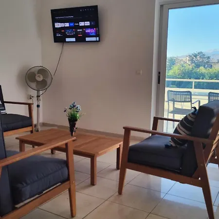 Apartment ολόκληρο στόν τρίτο όροφο μέ σαλόνι ,δύο υπνοδωμάτια , κουζίνα , μπάνιο ,καί μεγάλα μπαλκόνια μέ ωραία θέα πάρκου καί ιδιωτικὸ πάρκιν γιά επιβατικό αυτοκίνητο Chania (Crete)