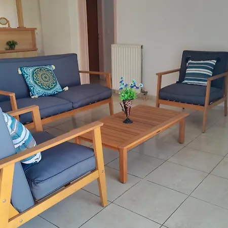 ολόκληρο στόν τρίτο όροφο μέ σαλόνι ,δύο υπνοδωμάτια , κουζίνα , μπάνιο ,καί μεγάλα μπαλκόνια μέ ωραία θέα πάρκου καί ιδιωτικὸ πάρκιν γιά επιβατικό αυτοκίνητο * Chania (Crete)