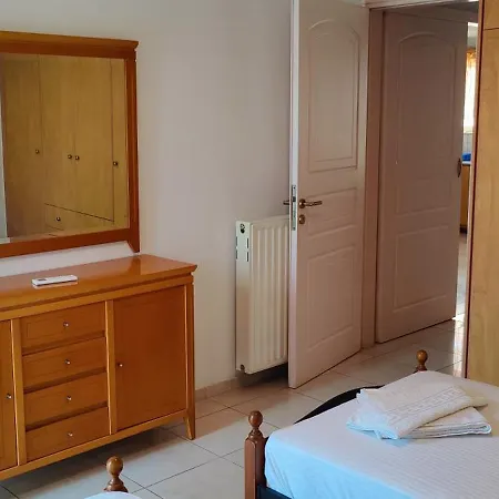 Comfortable And Spacious Opposite A Park In Chania With Parking *