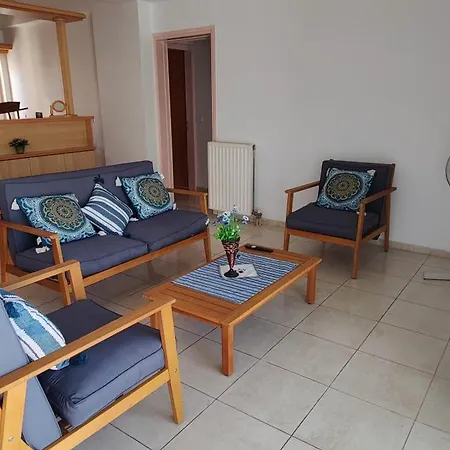 Comfortable And Spacious Opposite A Park In Chania With Parking