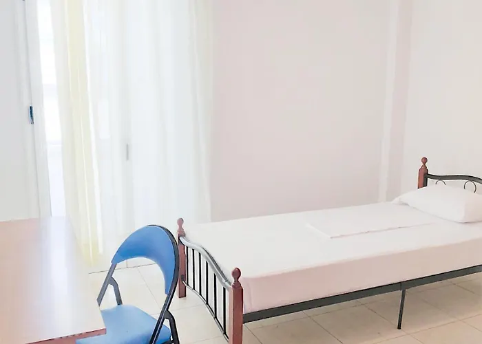 ολόκληρο στόν τρίτο όροφο μέ σαλόνι ,δύο υπνοδωμάτια , κουζίνα , μπάνιο ,καί μεγάλα μπαλκόνια μέ ωραία θέα πάρκου καί ιδιωτικὸ πάρκιν γιά επιβατικό αυτοκίνητο *