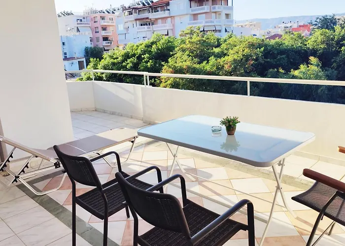 Apartment ολόκληρο στόν τρίτο όροφο μέ σαλόνι ,δύο υπνοδωμάτια , κουζίνα , μπάνιο ,καί μεγάλα μπαλκόνια μέ ωραία θέα πάρκου καί ιδιωτικὸ πάρκιν γιά επιβατικό αυτοκίνητο