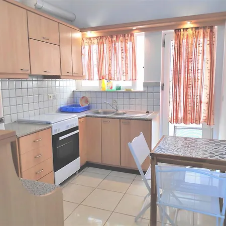 ολόκληρο στόν τρίτο όροφο μέ σαλόνι ,δύο υπνοδωμάτια , κουζίνα , μπάνιο ,καί μεγάλα μπαλκόνια μέ ωραία θέα πάρκου καί ιδιωτικὸ πάρκιν γιά επιβατικό αυτοκίνητο Apartmán Chania (Crete)