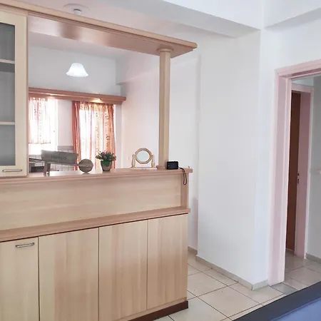 ολόκληρο στόν τρίτο όροφο μέ σαλόνι ,δύο υπνοδωμάτια , κουζίνα , μπάνιο ,καί μεγάλα μπαλκόνια μέ ωραία θέα πάρκου καί ιδιωτικὸ πάρκιν γιά επιβατικό αυτοκίνητο Apartmán Chania (Crete)