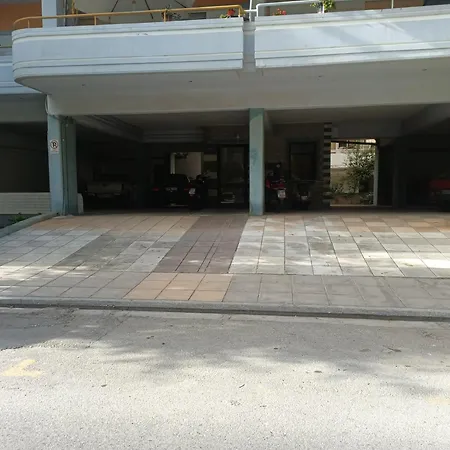 Apartmán ολόκληρο στόν τρίτο όροφο μέ σαλόνι ,δύο υπνοδωμάτια , κουζίνα , μπάνιο ,καί μεγάλα μπαλκόνια μέ ωραία θέα πάρκου καί ιδιωτικὸ πάρκιν γιά επιβατικό αυτοκίνητο Chania (Crete)