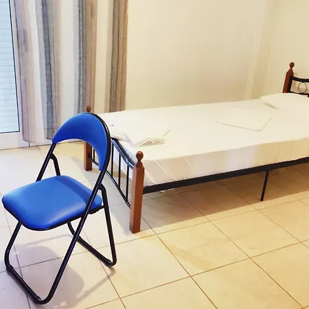 ολόκληρο στόν τρίτο όροφο μέ σαλόνι ,δύο υπνοδωμάτια , κουζίνα , μπάνιο ,καί μεγάλα μπαλκόνια μέ ωραία θέα πάρκου καί ιδιωτικὸ πάρκιν γιά επιβατικό αυτοκίνητο *