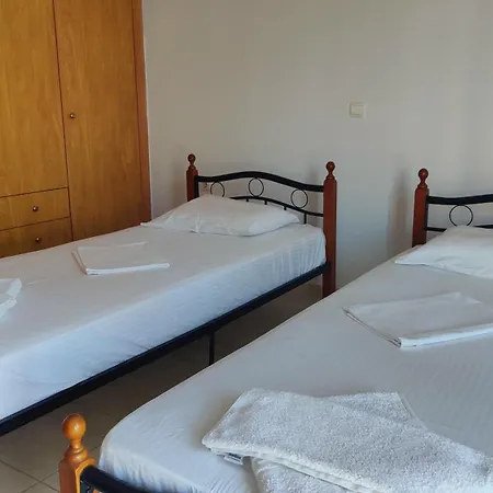 ολόκληρο στόν τρίτο όροφο μέ σαλόνι ,δύο υπνοδωμάτια , κουζίνα , μπάνιο ,καί μεγάλα μπαλκόνια μέ ωραία θέα πάρκου καί ιδιωτικὸ πάρκιν γιά επιβατικό αυτοκίνητο Apartmán