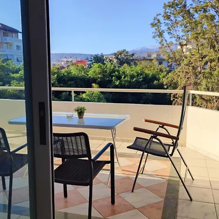 ολόκληρο στόν τρίτο όροφο μέ σαλόνι ,δύο υπνοδωμάτια , κουζίνα , μπάνιο ,καί μεγάλα μπαλκόνια μέ ωραία θέα πάρκου καί ιδιωτικὸ πάρκιν γιά επιβατικό αυτοκίνητο Apartmán *