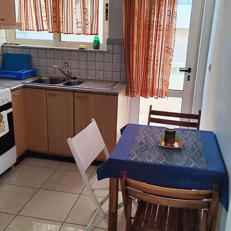 ολόκληρο στόν τρίτο όροφο μέ σαλόνι ,δύο υπνοδωμάτια , κουζίνα , μπάνιο ,καί μεγάλα μπαλκόνια μέ ωραία θέα πάρκου καί ιδιωτικὸ πάρκιν γιά επιβατικό αυτοκίνητο Διαμέρισμα Χανιά