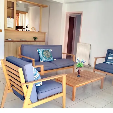 ολόκληρο στόν τρίτο όροφο μέ σαλόνι ,δύο υπνοδωμάτια , κουζίνα , μπάνιο ,καί μεγάλα μπαλκόνια μέ ωραία θέα πάρκου καί ιδιωτικὸ πάρκιν γιά επιβατικό αυτοκίνητο Chania (Crete)