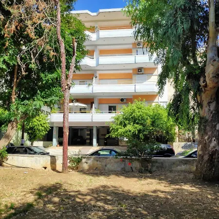 ολόκληρο στόν τρίτο όροφο μέ σαλόνι ,δύο υπνοδωμάτια , κουζίνα , μπάνιο ,καί μεγάλα μπαλκόνια μέ ωραία θέα πάρκου καί ιδιωτικὸ πάρκιν γιά επιβατικό αυτοκίνητο *