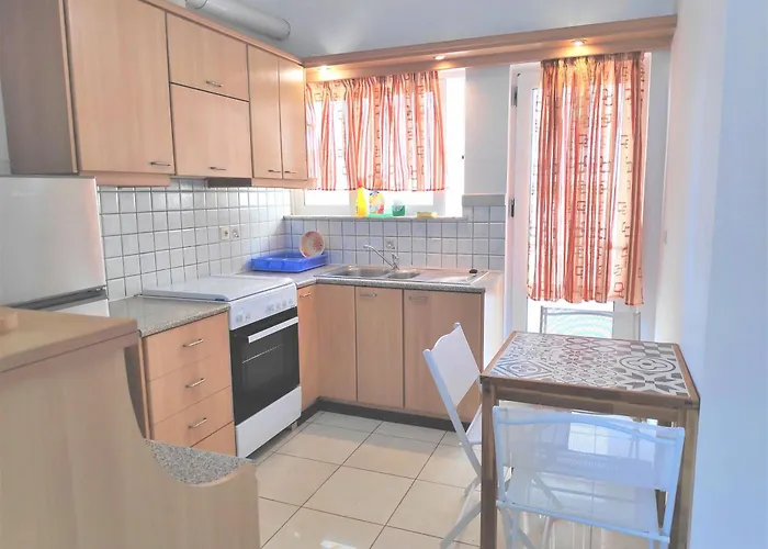 ολόκληρο στόν τρίτο όροφο μέ σαλόνι ,δύο υπνοδωμάτια , κουζίνα , μπάνιο ,καί μεγάλα μπαλκόνια μέ ωραία θέα πάρκου καί ιδιωτικὸ πάρκιν γιά επιβατικό αυτοκίνητο Apartman Hriszí Aktí Haniá