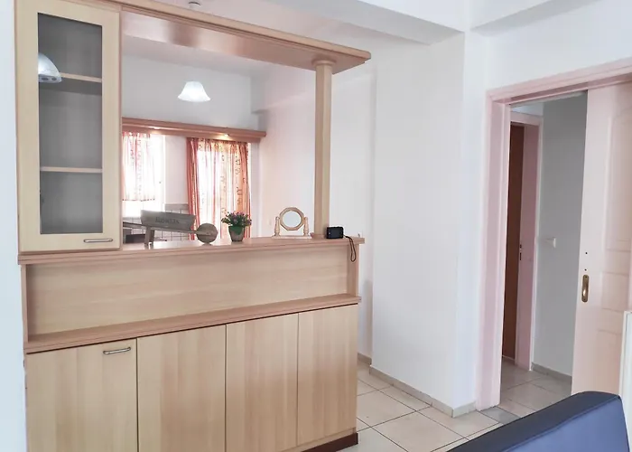 ολόκληρο στόν τρίτο όροφο μέ σαλόνι ,δύο υπνοδωμάτια , κουζίνα , μπάνιο ,καί μεγάλα μπαλκόνια μέ ωραία θέα πάρκου καί ιδιωτικὸ πάρκιν γιά επιβατικό αυτοκίνητο Apartman Hriszí Aktí Haniá