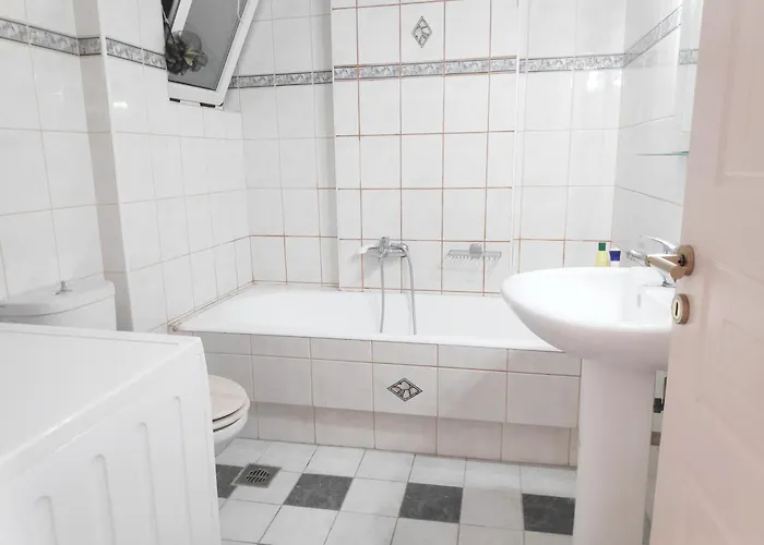 ολόκληρο στόν τρίτο όροφο μέ σαλόνι ,δύο υπνοδωμάτια , κουζίνα , μπάνιο ,καί μεγάλα μπαλκόνια μέ ωραία θέα πάρκου καί ιδιωτικὸ πάρκιν γιά επιβατικό αυτοκίνητο *