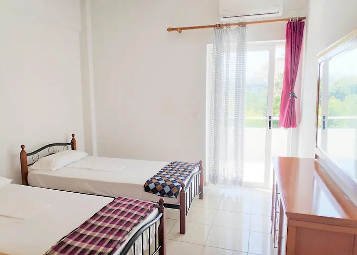 ολόκληρο στόν τρίτο όροφο μέ σαλόνι ,δύο υπνοδωμάτια , κουζίνα , μπάνιο ,καί μεγάλα μπαλκόνια μέ ωραία θέα πάρκου καί ιδιωτικὸ πάρκιν γιά επιβατικό αυτοκίνητο * Hriszí Aktí Haniá