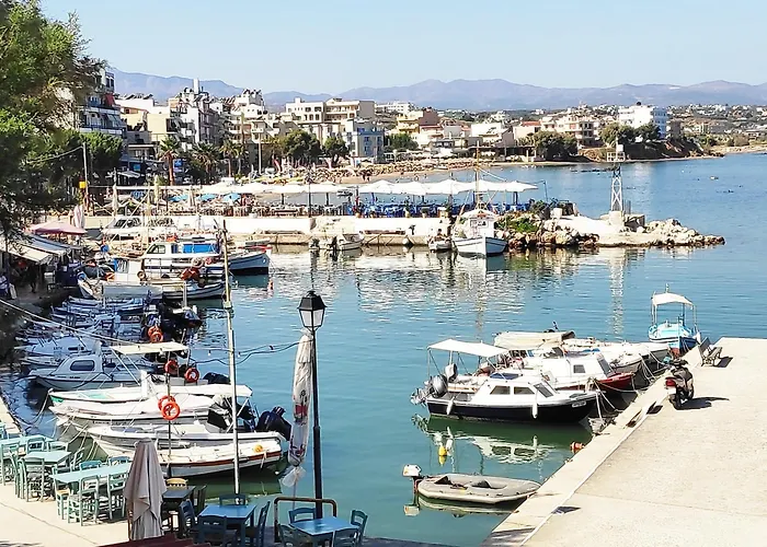 ολόκληρο στόν τρίτο όροφο μέ σαλόνι ,δύο υπνοδωμάτια , κουζίνα , μπάνιο ,καί μεγάλα μπαλκόνια μέ ωραία θέα πάρκου καί ιδιωτικὸ πάρκιν γιά επιβατικό αυτοκίνητο