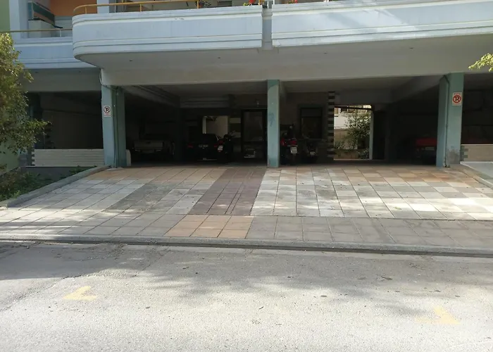 Apartment ολόκληρο στόν τρίτο όροφο μέ σαλόνι ,δύο υπνοδωμάτια , κουζίνα , μπάνιο ,καί μεγάλα μπαλκόνια μέ ωραία θέα πάρκου καί ιδιωτικὸ πάρκιν γιά επιβατικό αυτοκίνητο Chania (Crete)