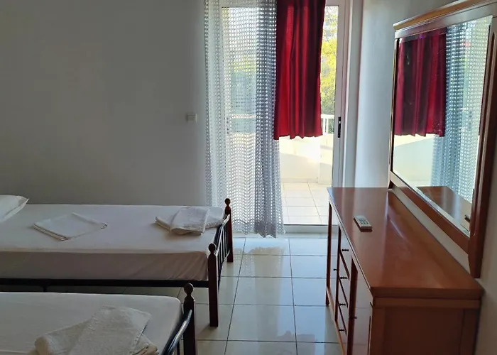 Apartman ολόκληρο στόν τρίτο όροφο μέ σαλόνι ,δύο υπνοδωμάτια , κουζίνα , μπάνιο ,καί μεγάλα μπαλκόνια μέ ωραία θέα πάρκου καί ιδιωτικὸ πάρκιν γιά επιβατικό αυτοκίνητο Hriszí Aktí Haniá