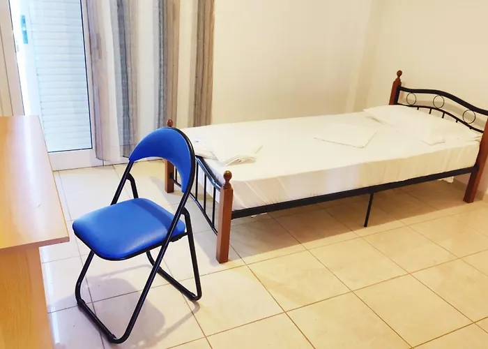 ολόκληρο στόν τρίτο όροφο μέ σαλόνι ,δύο υπνοδωμάτια , κουζίνα , μπάνιο ,καί μεγάλα μπαλκόνια μέ ωραία θέα πάρκου καί ιδιωτικὸ πάρκιν γιά επιβατικό αυτοκίνητο *