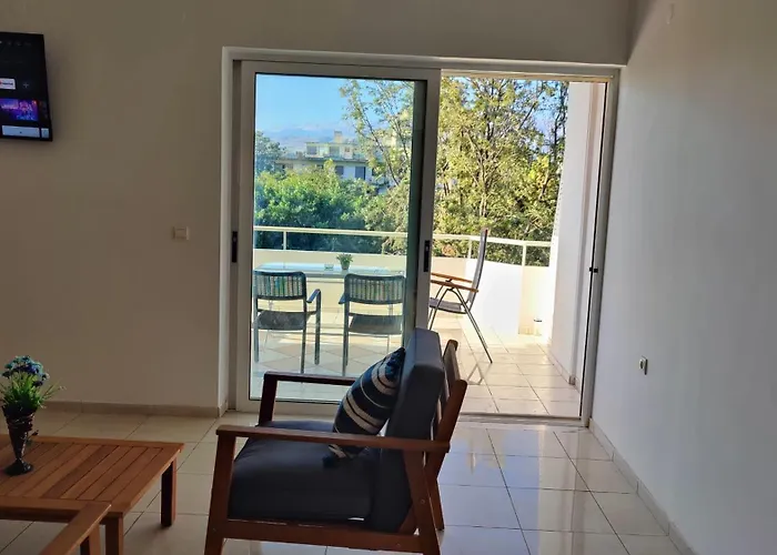 ολόκληρο στόν τρίτο όροφο μέ σαλόνι ,δύο υπνοδωμάτια , κουζίνα , μπάνιο ,καί μεγάλα μπαλκόνια μέ ωραία θέα πάρκου καί ιδιωτικὸ πάρκιν γιά επιβατικό αυτοκίνητο * Hriszí Aktí Haniá