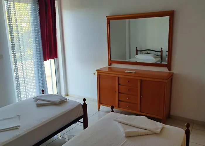 ολόκληρο στόν τρίτο όροφο μέ σαλόνι ,δύο υπνοδωμάτια , κουζίνα , μπάνιο ,καί μεγάλα μπαλκόνια μέ ωραία θέα πάρκου καί ιδιωτικὸ πάρκιν γιά επιβατικό αυτοκίνητο