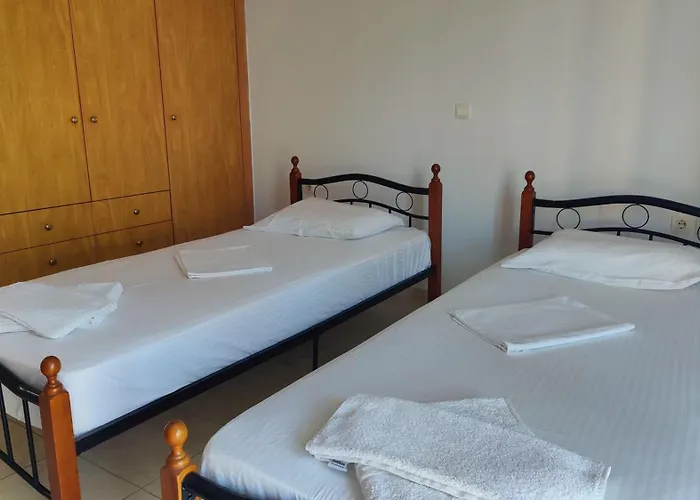 ολόκληρο στόν τρίτο όροφο μέ σαλόνι ,δύο υπνοδωμάτια , κουζίνα , μπάνιο ,καί μεγάλα μπαλκόνια μέ ωραία θέα πάρκου καί ιδιωτικὸ πάρκιν γιά επιβατικό αυτοκίνητο Apartman