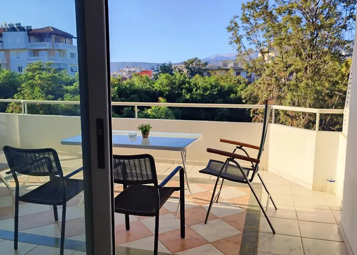 ολόκληρο στόν τρίτο όροφο μέ σαλόνι ,δύο υπνοδωμάτια , κουζίνα , μπάνιο ,καί μεγάλα μπαλκόνια μέ ωραία θέα πάρκου καί ιδιωτικὸ πάρκιν γιά επιβατικό αυτοκίνητο Apartman *