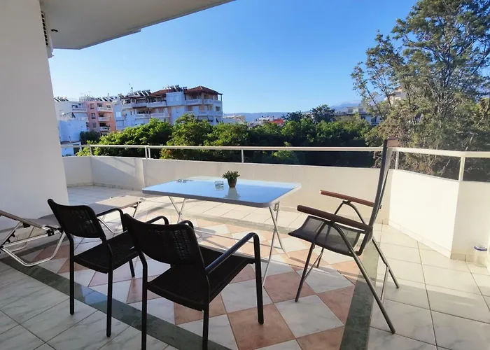 Apartman ολόκληρο στόν τρίτο όροφο μέ σαλόνι ,δύο υπνοδωμάτια , κουζίνα , μπάνιο ,καί μεγάλα μπαλκόνια μέ ωραία θέα πάρκου καί ιδιωτικὸ πάρκιν γιά επιβατικό αυτοκίνητο *