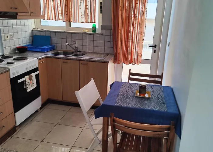 ολόκληρο στόν τρίτο όροφο μέ σαλόνι ,δύο υπνοδωμάτια , κουζίνα , μπάνιο ,καί μεγάλα μπαλκόνια μέ ωραία θέα πάρκου καί ιδιωτικὸ πάρκιν γιά επιβατικό αυτοκίνητο Apartman Hriszí Aktí Haniá