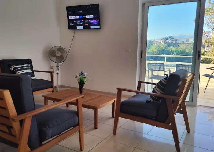 Apartment ολόκληρο στόν τρίτο όροφο μέ σαλόνι ,δύο υπνοδωμάτια , κουζίνα , μπάνιο ,καί μεγάλα μπαλκόνια μέ ωραία θέα πάρκου καί ιδιωτικὸ πάρκιν γιά επιβατικό αυτοκίνητο Chania (Crete)