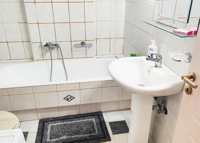 ολόκληρο στόν τρίτο όροφο μέ σαλόνι ,δύο υπνοδωμάτια , κουζίνα , μπάνιο ,καί μεγάλα μπαλκόνια μέ ωραία θέα πάρκου καί ιδιωτικὸ πάρκιν γιά επιβατικό αυτοκίνητο *