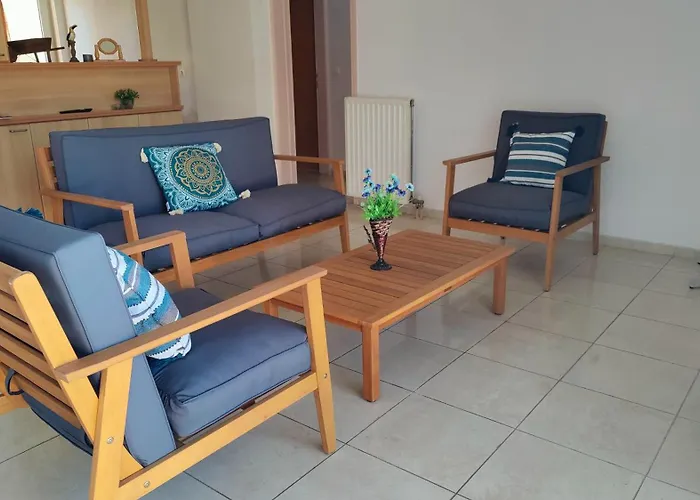 ολόκληρο στόν τρίτο όροφο μέ σαλόνι ,δύο υπνοδωμάτια , κουζίνα , μπάνιο ,καί μεγάλα μπαλκόνια μέ ωραία θέα πάρκου καί ιδιωτικὸ πάρκιν γιά επιβατικό αυτοκίνητο * Hriszí Aktí Haniá