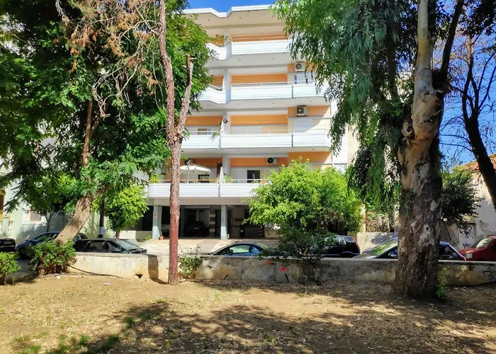 ολόκληρο στόν τρίτο όροφο μέ σαλόνι ,δύο υπνοδωμάτια , κουζίνα , μπάνιο ,καί μεγάλα μπαλκόνια μέ ωραία θέα πάρκου καί ιδιωτικὸ πάρκιν γιά επιβατικό αυτοκίνητο *